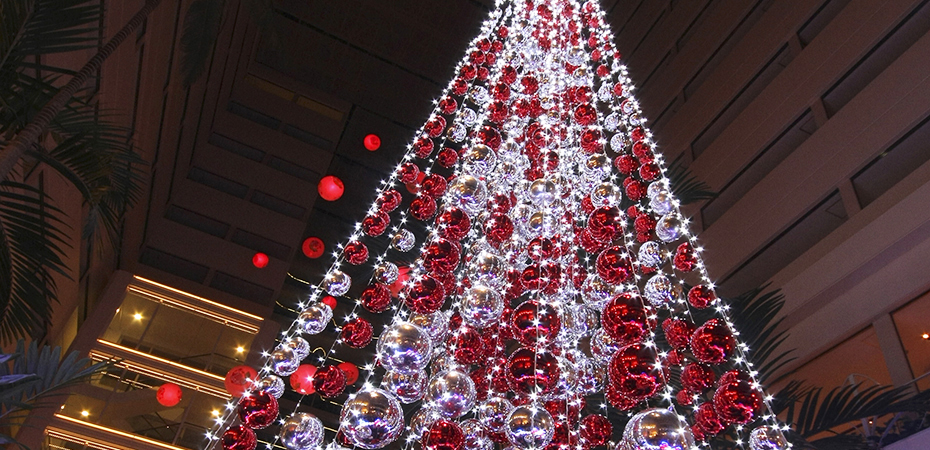 アトリウムから光が差し込むロビー