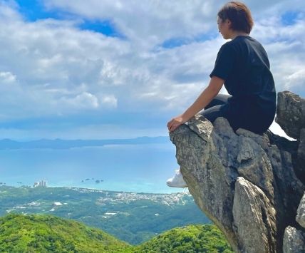 険しい道の先に絶景が待つ！県内3番目の高さを誇る嘉津宇岳トレッキング