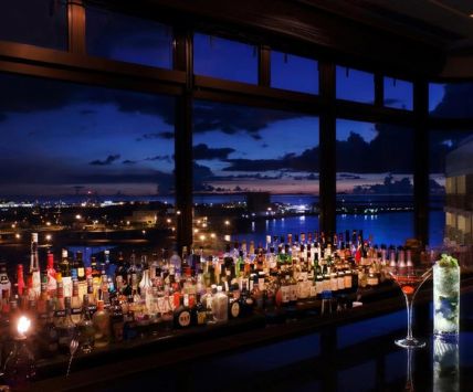 約150種のドリンク飲み放題☆ホテル最上階のBARでハッピーアワーを楽しむ