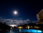 月が美しい夜のビーチを散策♪ホテル日航アリビラで夜の潮干狩り