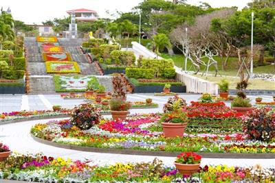 今年のテーマは「咲き誇る花の宝石箱」！約30万株の草花が春色に彩