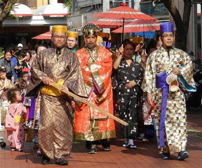 琉装をした100人が練り歩く。沖縄市で、ひなまつりイベントが開催