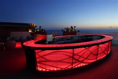 海に囲まれたレストランで、夜景と飛行機を見ながらテキーラと音楽を