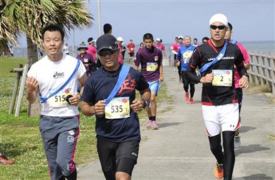 海と飛行機を見ながら走る。美らSUNビーチで、駅伝大会が開催