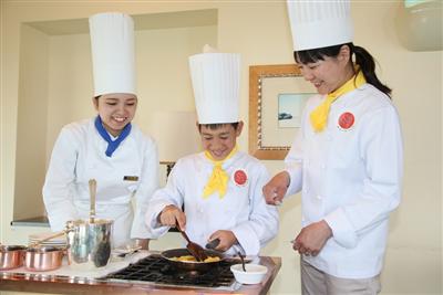 「ホテル日航アリビラ」でホテルのシェフが教える料理教室が開催中