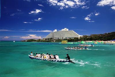 今年も恩納村にある人気のビーチで「万座ハーリーフェスティバル」が