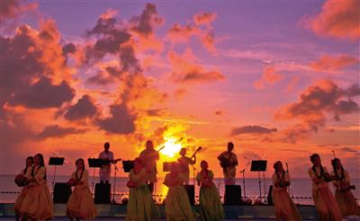 海に落ちる夕日をバックに生演奏！ホテルムーンビーチでハワイアンイ