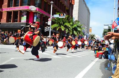 演者も観客もみんなでちむどんどん！国際通りをエイサー団体が勇まし