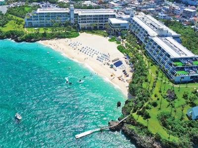 恩納村にあるホテルムーンビーチで「現代彫刻展」が開催