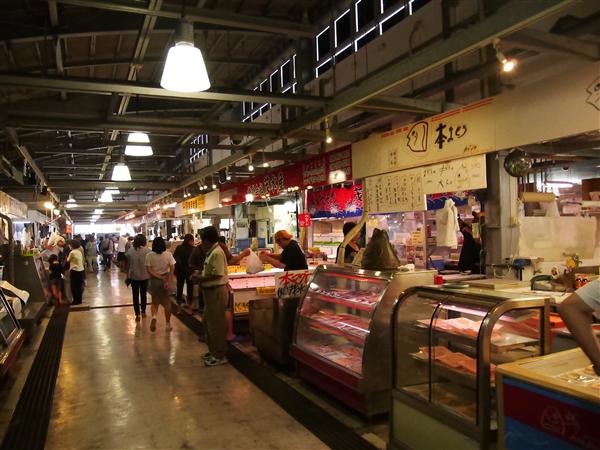 ワンコインで生マグロ丼が食べられる！23店舗の鮮魚店が並ぶ市場「