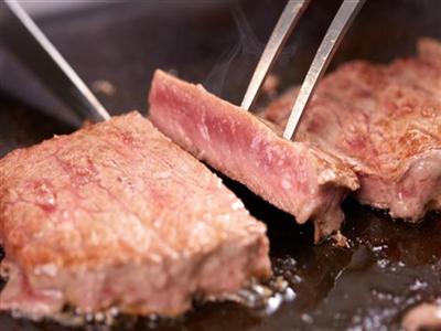 人気メニューは「ステーキ」と「にぎり寿司」。1300円から楽しめ