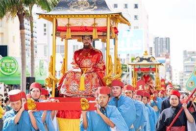 那覇市国際通りが王朝時代へとタイムスリップ。琉球王朝絵巻行列が開