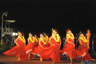 恩納村にあるホテルムーンビーチでフラダンスのイベントが開催