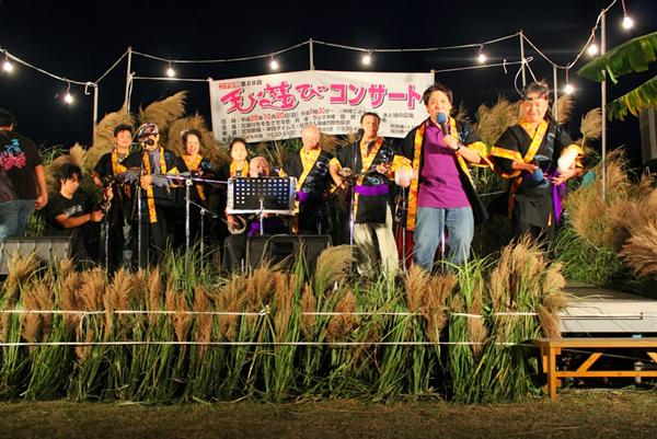 泡盛は飲み放題！沖縄民謡を堪能できる野外ライブ、コザ名物「毛遊び