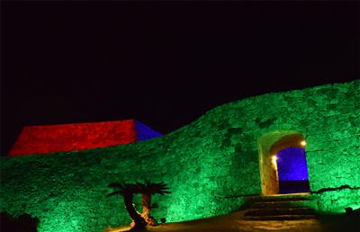 昼と夜で違った美しさを演出！期間限定で世界遺産「座喜味城跡」がラ