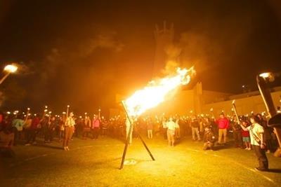 戦没者への慰霊と世界の平和を祈って鐘を鳴らす「摩文仁・火と鐘のま