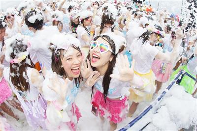 カラフルな泡が噴き出す！豊見城市で「バブルラン 2015 in 