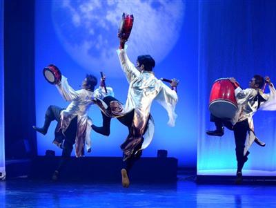 国際通りにあるホテルオーシャンで創作エイサー、カラテパフォーマン