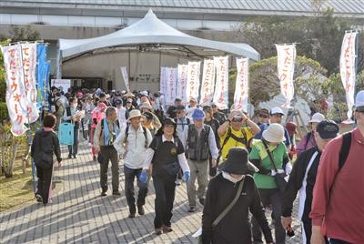 世界遺産や米軍基地内を歩くウォーキング大会「てだこウォーク」