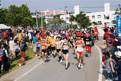 伊江島タッチューを眺めながら走る「伊江島一周マラソン大会」！島の