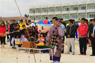 島内屈指の白い砂浜「久米島海開き」