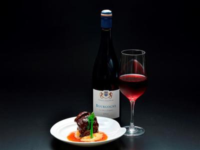 シェフ自慢の一品とシニアソムリエ厳選ワインが2000円！ロワジー