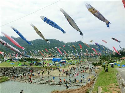 河川敷で自然を満喫！国頭村で、「第30回奥ヤンバル鯉のぼり祭り」