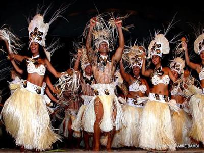 ポリネシアンナイトで、南国のダンスやファイヤーショー・100種類