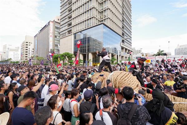 秋の風物詩！500年以上つづく伝統行事「第53回 那覇大綱挽まつ