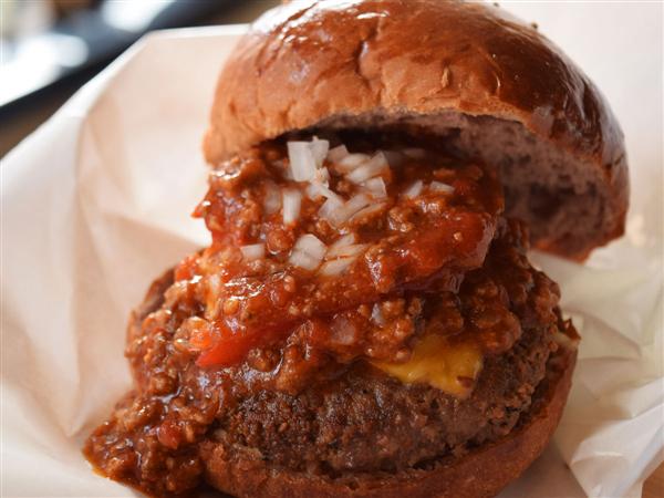 ご当地バーガー決定戦で全国3位に！嘉手納町の「黒毛和牛の牛スジ　