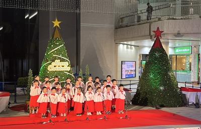 巨大ツリーのライトアップや讃美歌など点灯式ではクリスマス気分が味