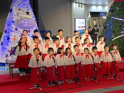 巨大ツリーのライトアップや讃美歌など点灯式でクリスマス気分が味わ