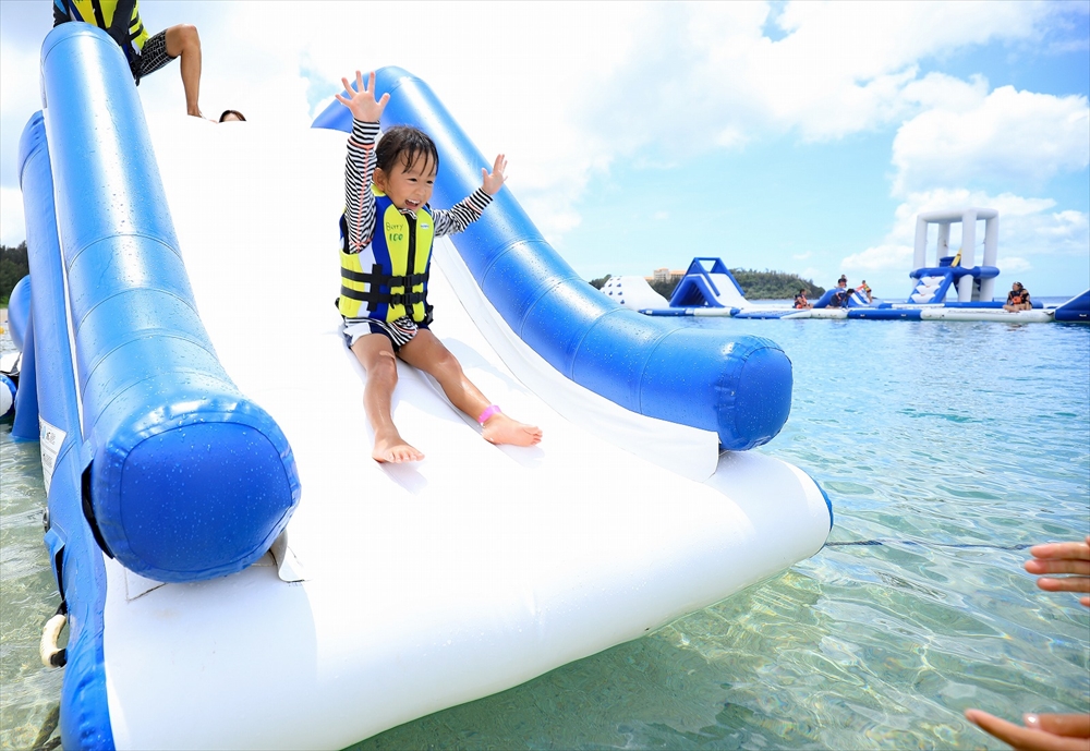 アクアパークで遊ぶ子供