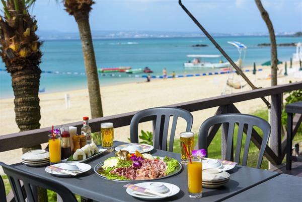 海辺のデッキテラスでBBQ＋1日中遊べるアクアパークで夏を満喫！