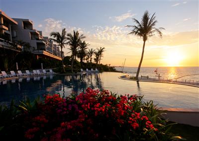 海に落ちる夕日をバックに生演奏！ホテルムーンビーチで「ムーンビー