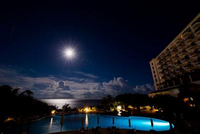 月が美しい夜のビーチを散策♪ホテル日航アリビラで開催される夜の潮