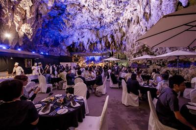 ガンガラーの谷に期間限定「洞窟ライブ＆レストラン」開店！100名