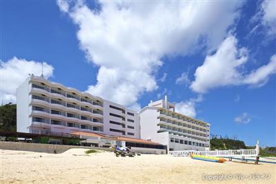 1キロ以上もの長い白浜が魅力！今帰仁村にある「ウッパマビーチ」