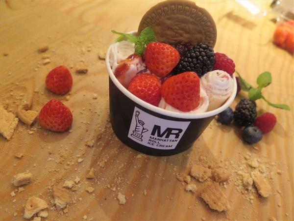 タイ発祥！原宿で話題のロールアイス専門店が沖縄国際通りに8月オー