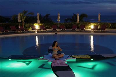 ホテル日航アリビラのガーデンプールで優雅に「SUP YOGA」