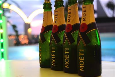 「ロワジールホテル 那覇」のプールサイドで、モエシャンと音楽を楽