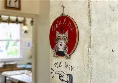 ねこをモチーフにしたアートや雑貨が並ぶ「ぼくとねこ展 vol.3