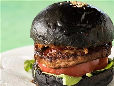 1日10食限定！真っ黒なバンズが特徴的な宜野座バーガー「黒田漢那