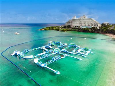 1,000円で遊び放題の海上アスレチックやプールパーティーも！「