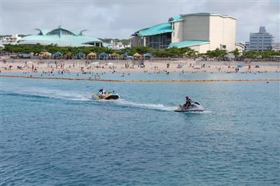 バナナボート体験やアイスも無料！宜野湾トロピカルビーチで海開きイ