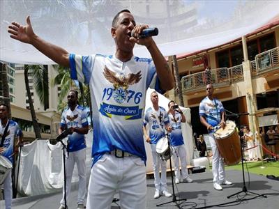 食べて飲んで踊ろう！本場ブラジルのチームによるサンバショーを見な