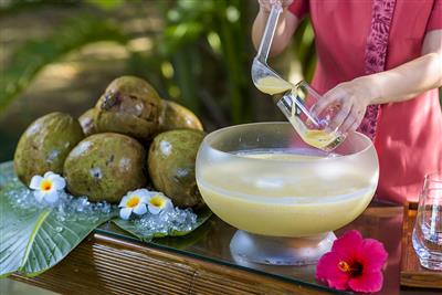 プールサイドでカクテルを味わいながら夏の夜を楽しもう！ココガーデ