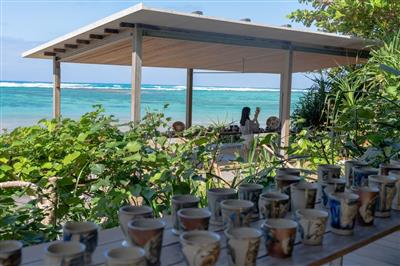 絶景カフェでやちむんを楽しもう！バンタカフェで「海辺のやちむん市