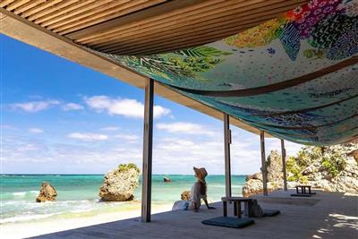 【ちゅらとく特典付き】アートで彩られた春の海辺でのんびりくつろぐ