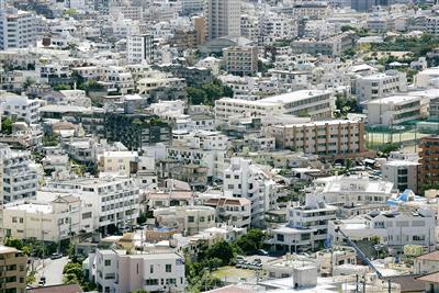 沖縄の見慣れた風景を俯瞰で見る「岡本尚文 写真展」がホテル アン